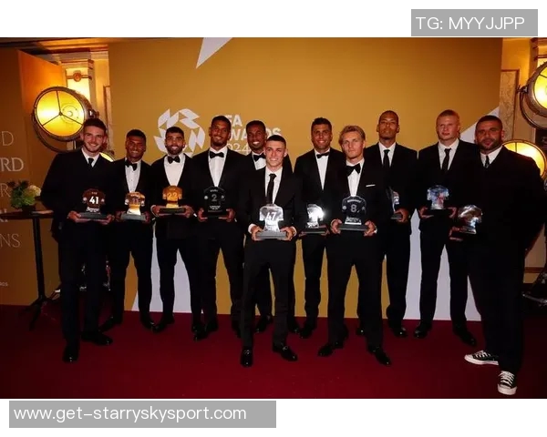 帕尔默荣获PFA年度最佳球员奖杯照片曝光引发热议 帕尔默荣获PFA年度最佳球员奖杯照片曝光引发热议