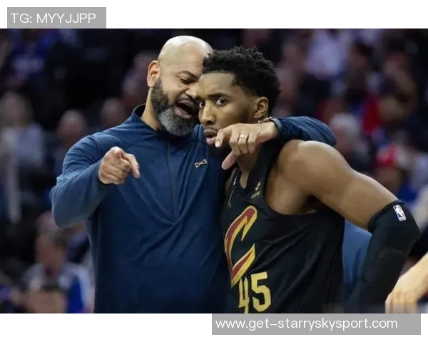 米切尔赞鲍尔赛场思维能力与詹姆斯相似认为这是球队所需的重要特质 米切尔赞鲍尔赛场思维能力与詹姆斯相似认为这是球队所需的重要特质