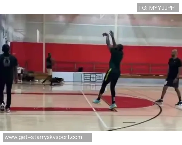 威少训练馆挥汗如雨新赛季去向仍悬而未决引发球迷热议 威少训练馆挥汗如雨新赛季去向仍悬而未决引发球迷热议