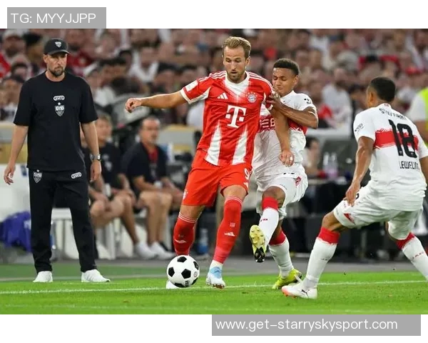 拜仁慕尼黑25-26赛季全家福展现新援风采与德超杯沙拉盘荣耀 拜仁慕尼黑25-26赛季全家福展现新援风采与德超杯沙拉盘荣耀