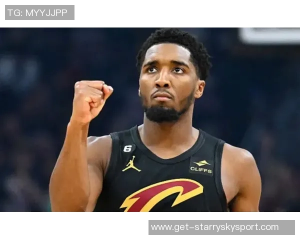 米切尔全场表现亮眼22投11中三分命中率高达36砍下32分9篮板5助攻正负值13