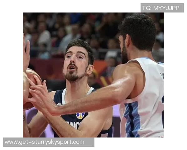 戈贝尔盛赞道苏姆加盟球队展现活力与对抗精神引发期待